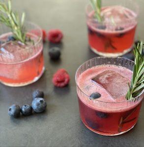 Gin con berries, limón e infusión de romero