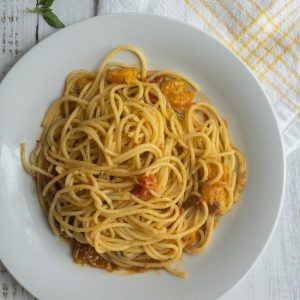 Spaghetti con jitomates cherry