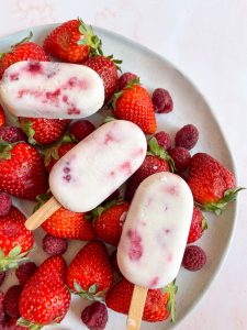 Paletas de yogurt con fresas