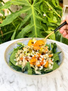 Bowl de quinoa con verduras al horno y aderezo tahini-limón