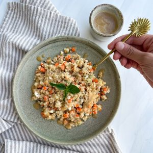 Ensalada de quinoa con hierbabuena y aderezo de cacahuate